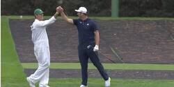 Enlace a Increible tiro en golf haciendo botar la bola en el estanque