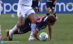Enlace a Escalofriante lesión de Felipe Melo. Nunca una torcedura de tobillo se vio a tanto detalle.