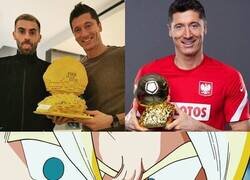 Enlace a Le volvieron a regalar otra réplica del balón de oro a Lewandowski. Ya paren.