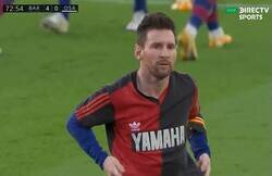 Enlace a El espectacular gesto de Messi con la camiseta de Maradona de Newells