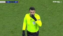 Enlace a El momento exacto donde los miembros del Basaksehir acusan al cuarto árbitro y se suspende el partido entre el PSG. Penoso es poco