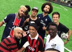 Enlace a En esta fotografía hay muchos futbolistas y no hay ninguno