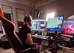 Enlace a Buen momento para recordar que Agüero usa sus premios MVP del partido para aguantar la webcam.