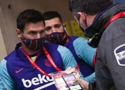 Enlace a Una de las imágenes de la final un empleado de seguridad comprueba la acreditación de Messi