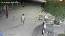 Enlace a Creo que ese no vuelve a meterse por esa calle cuando esten jugando.