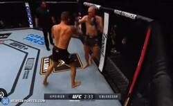Enlace a Aquí el mítico momento donde Dustin Poirier noquea a McGregor tras solo 2 rounds.