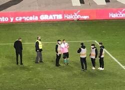Enlace a Messi, el último en irse del estadio por tomarse fotos con los recogepelotas.