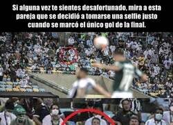 Enlace a Tanto tiempo aburrido de partido y va a sacar el teléfono en el único momento que valió la pena