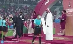 Enlace a Este jefe qatarí evita saludar a la árbitro mujer en la fina del mundial de clubes. 2021, señores...