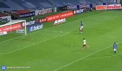 Enlace a Sucedió en México: El árbitro desvía una pelota que iba al arco en un Cruz Azul - Toluca