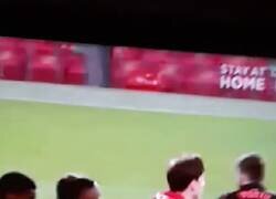 Enlace a El brutal salto y rodillazo de Lindelof a Bautista. Fue solo amarilla...