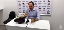 Enlace a Interrumpida la rueda de prensa del campeón Rogerio Ceni para bañarlo con la heladera.