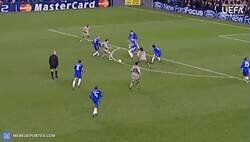 Enlace a Hoy hace 16 años Ronaldinho le marcó este gol al Chelsea usando las caderas