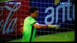 Enlace a El manual del fútbol sudamericano presenta: Bajarse los pantalones para estorbar más la visión del portero en el tiro libre