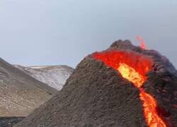 Enlace a Nada como jugar al volleyball al lado de un volcán