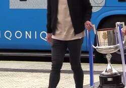 Enlace a DE-TA-LLA-ZO de la Real Sociedad, cediéndoles el trofeo de copa a los verdaderos campeones