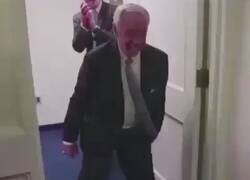 Enlace a Hazard entrando en el vestuario del Chelsea después de la eliminación del Madrid