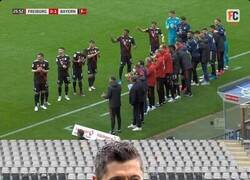 Enlace a Lewandowski recibe un pasillo por romper el record de Gerd Müller y Lewandowski se acuerda de el. Clase por ambos lados
