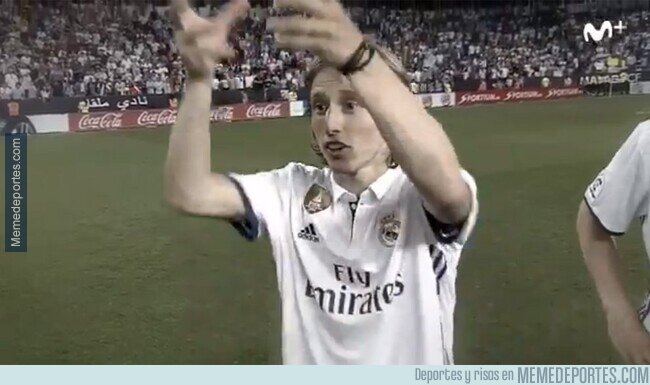 1135654 - Muy grande Modric levantando los títulos del Madrid esta temporada.