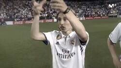 Enlace a Muy grande Modric levantando los títulos del Madrid esta temporada.