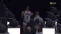 Enlace a Westbrook se vuelve loco con un fanático que le tiró palomitas encima tras salir lesionado