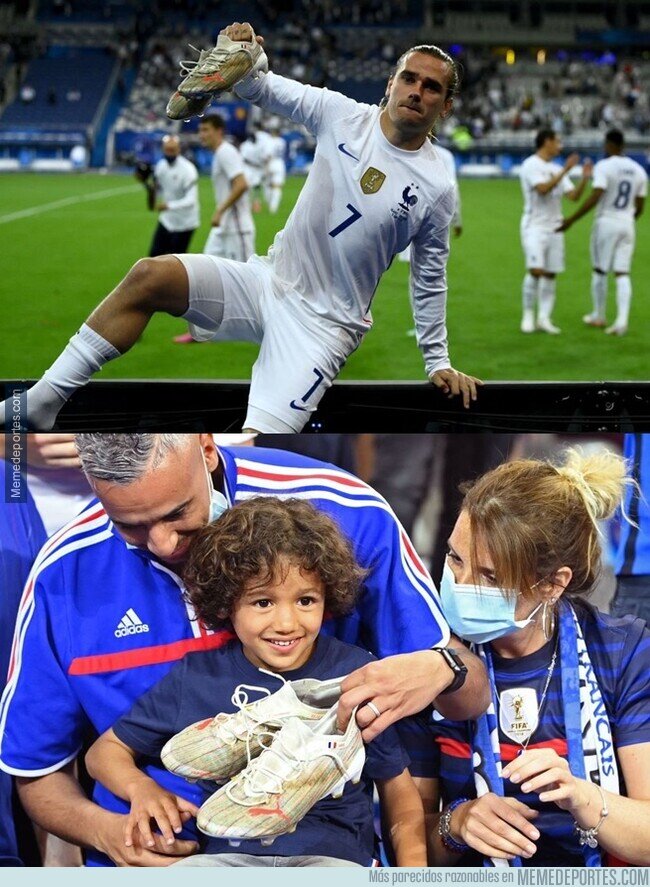 1137129 - Muy grande Toñito Griezmann regalandole sus botines a este niño