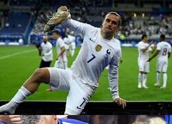 Enlace a Muy grande Toñito Griezmann regalandole sus botines a este niño