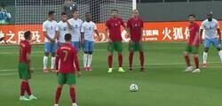 Enlace a ¿Es el peor lanzamiento de falta de la historia? todo el mundo se está riendo de Cristiano Ronaldo por esta basura de disparo