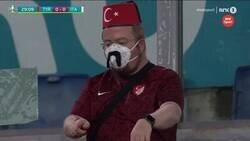 Enlace a Turcos usando tapabocas be like...