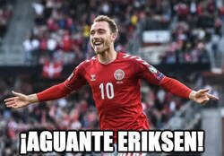 Enlace a Eriksen ha caído desplomado sobre el campo...