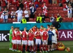 Enlace a Los jugadores de Dinamarca bloqueando las cámaras mientras reanimaban a Eriksen. Equipo