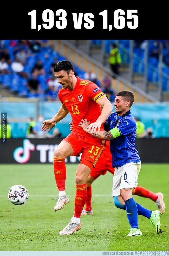 1137935 - Kieffer Moore vs Verratti. Vaya diferencia