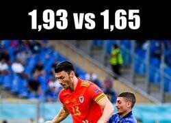 Enlace a Kieffer Moore vs Verratti. Vaya diferencia