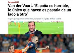 Enlace a Todavía está mirando a ver si corta ese balón