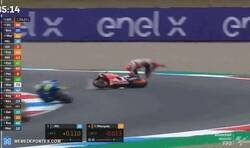 Enlace a Terrible caída de Márquez en el circuito de Assen