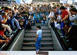 Enlace a Hoy hace 37 años el Diego era presentado en Nápoles