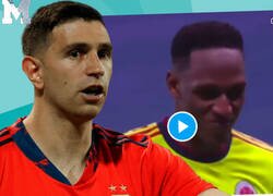 Enlace a Los micros del estadio captan como Emi Martínez vacila por completo a Yerry Mina y le ataja el penal. Apoteósico