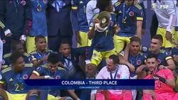 Enlace a WTF? Cuadrado golpea a Yerry Mina con el trofeo de tercer puesto