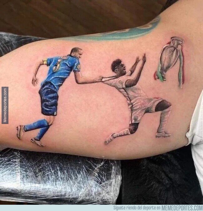 1140102 - El tatuaje de este italiano...