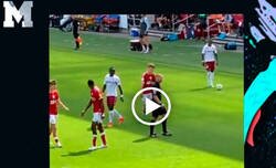 Enlace a Curioso momento donde el árbitro Kevin Friend le saca tarjeta amarilla al público por hacer cánticos en su contra