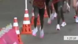 Enlace a Asquerosa conducta en la maratón olímpica. Morhad Amdouni tumba todas las botellas de agua y toma la última para él