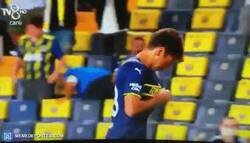 Enlace a Muhammed Gumuskaya quiso besar el escudo del Fenerbahce pero los de Puma le han troleado