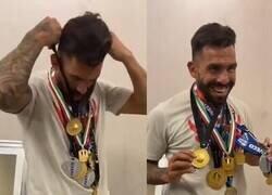 Enlace a Tévez posó con todas las medallas que ganó en su carrera. Casi se disloca.