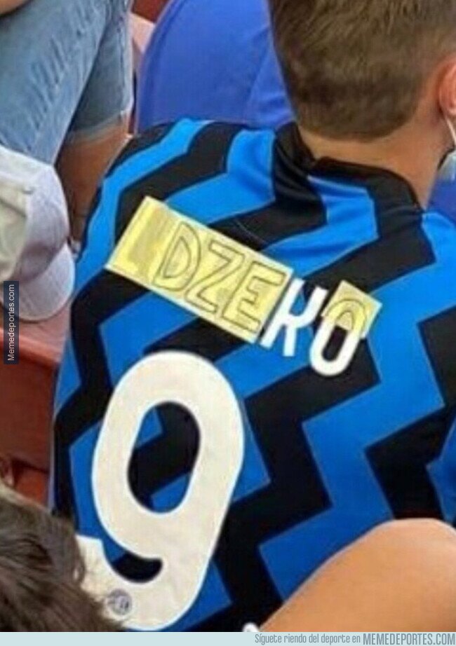 1142704 - Es época de reciclaje de camisetas.