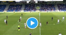 Enlace a La reacción de este árbitro tras reconocer que se equivocó y pudo dar ley de ventaja. Imagenes honestamente extrañas