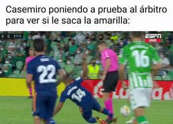 Enlace a Casemiro comprobando hasta dónde llega su impunidad