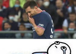 Enlace a Messi besando el escudo y no es el del Barça