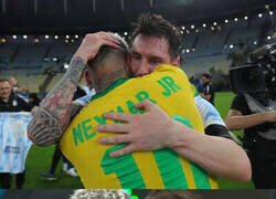 Enlace a Un abrazo. Mismos protagonistas, distinto motivo
