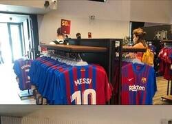 Enlace a El Barcelona aun vende la camiseta de Messi... rebajada