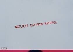 Enlace a Una avioneta sobrevoló el Old Trafford llevando este banner. Caliente